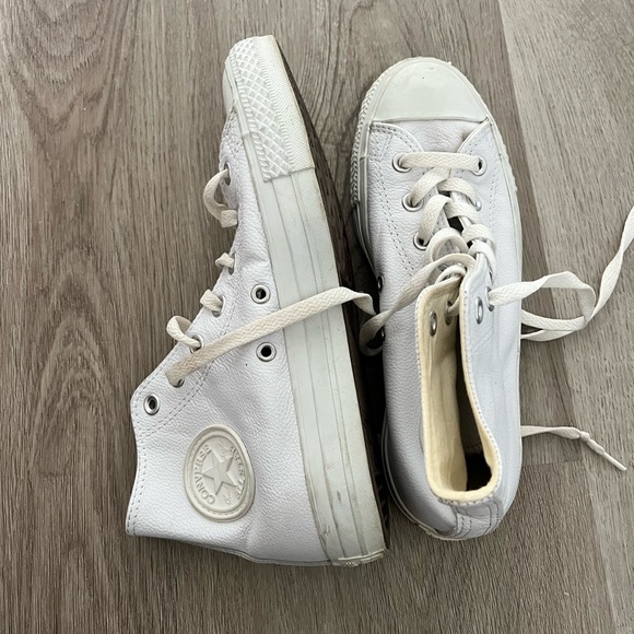 White high top converse, great pre used condition WOMANS SIZE 8 - Picture 2 of 3